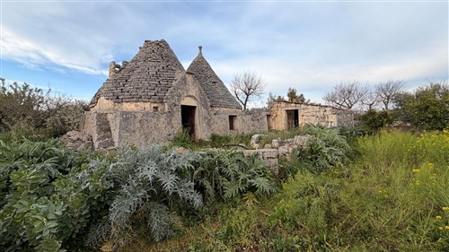 P  R  E  Z  Z  O    R  I  B  A  S  S  A  T  O  -  Corpo di 4 Trulli con 2 depositi